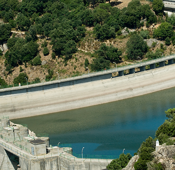 Hydroelectric dam and reservoir